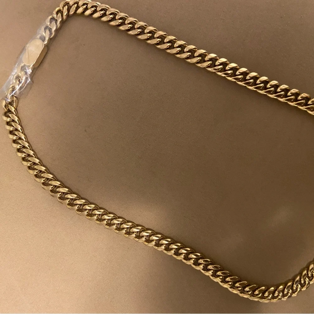 Gold stainless steel chain necklace
18mm - Picture 3 of 6
